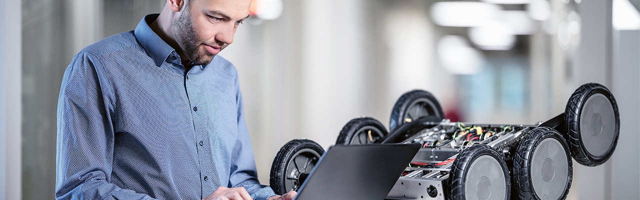 Nous concevons, développons et produisons des systèmes mécatroniques sur-mesure selon les spécifications de nos clients : d’une conception de A à Z jusqu’à l’industrialisation ou le re-design sur objectif